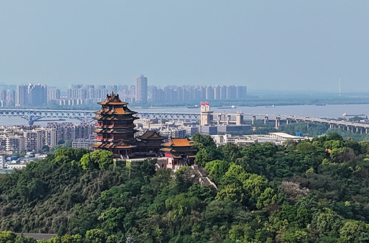 狮子山位于南京鼓楼区西北部,古名卢龙山,是金陵四