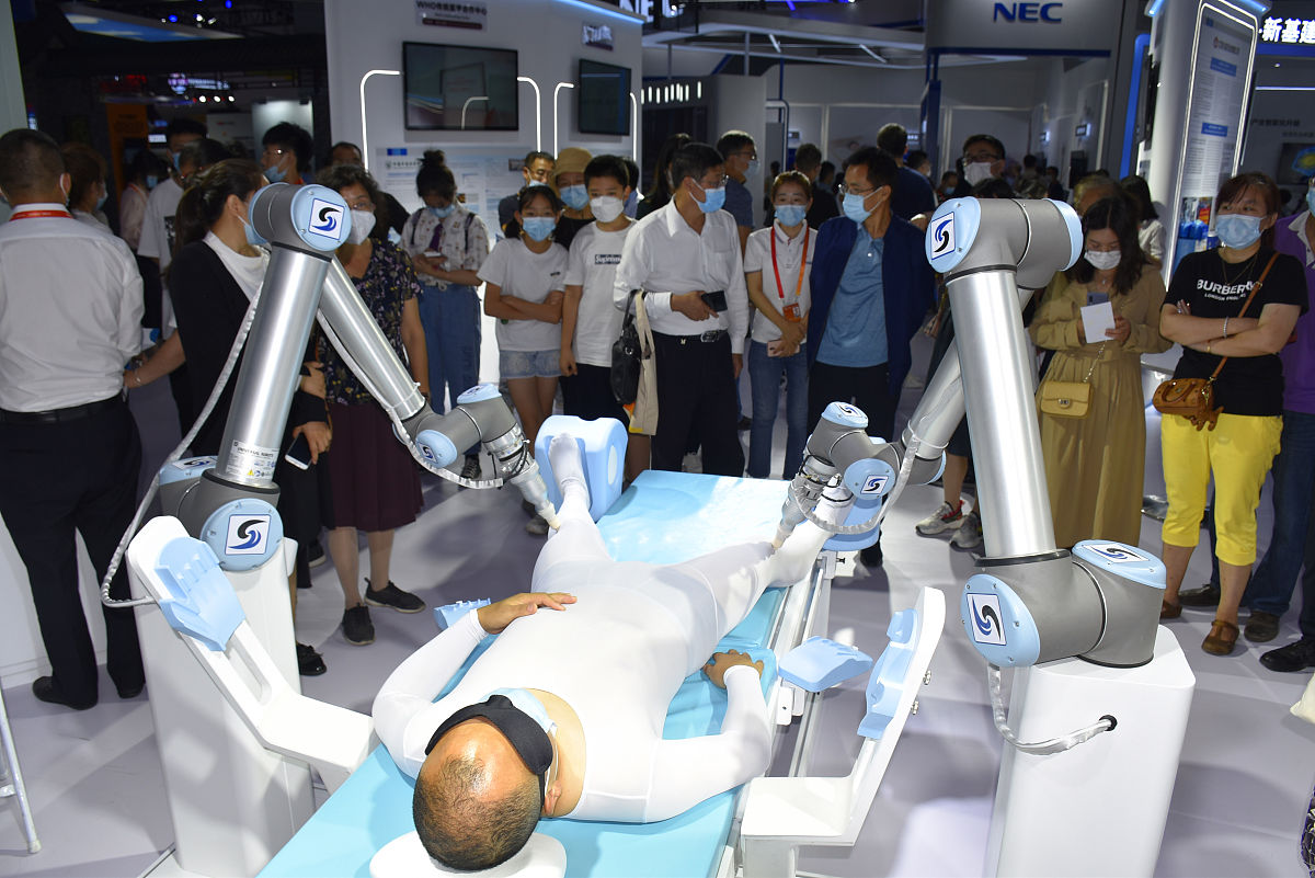2020年9月6日,北京,在2020北京服贸会机器人主题展区,一台能够通过自