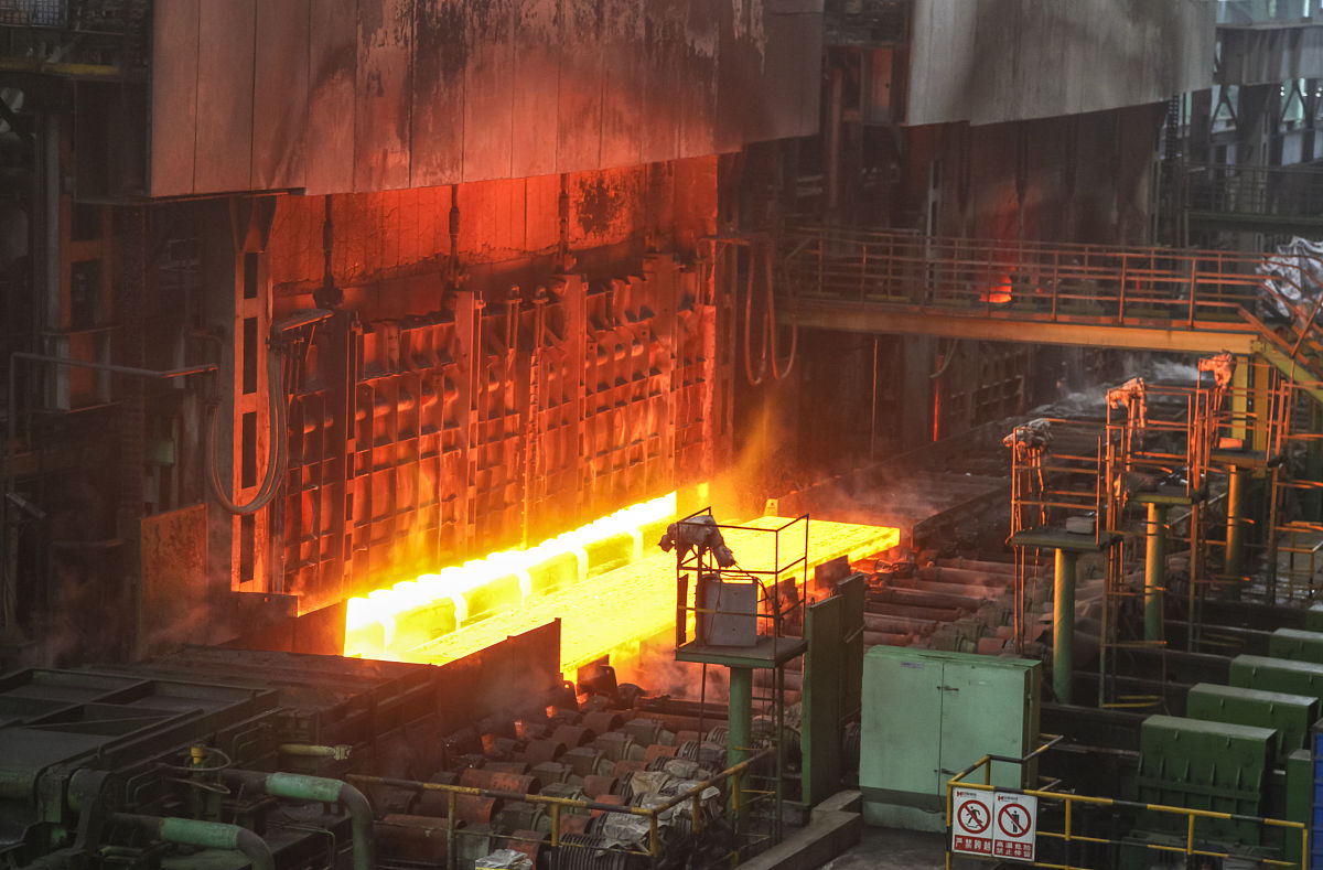 写一个800字简介要求有关键词钢铁无损检测；摩擦磨损；金属磁记忆；钢铁作为一种铁磁材料具有高磁导率、高韧性、高强度、易加工等优良性能被广泛应用于汽车、压力容器、模具、机床等制造业领域。但是钢铁在人类生产生活中发挥关键作用的同时也不可避免地会因为承受各种类型的工作载荷而发生材料失效。对于运行中的钢铁机械构件来说零部件摩擦副表面因摩擦磨损而失效是其主要的失效形式之一据不完全统计大约80的机械零部件失效