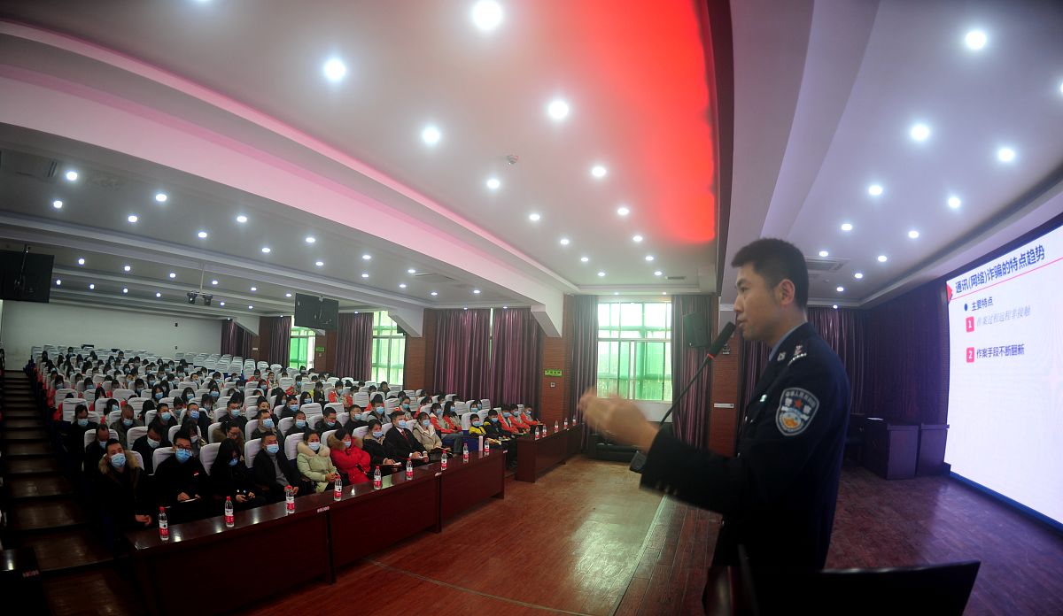 帮我写一份美篇：主题是南城二中校园安全暨安保工作会议南城二中校园安全暨安保工作会议南城二中一直以来都非常重视校园安全和安保工作为了更好地保障学生和教职工的生命财产安全近日举行了一次校园安全暨安保工作会议。会议上校领导首先强调了校园安全的重要性指出只有保障了学生和教职工的安全才能够更好地开展教育教学工作。随后校园安保负责人介绍了学校的安保措施和工作情况并提出了一些改进意见。他表示学校将进一步加强安保