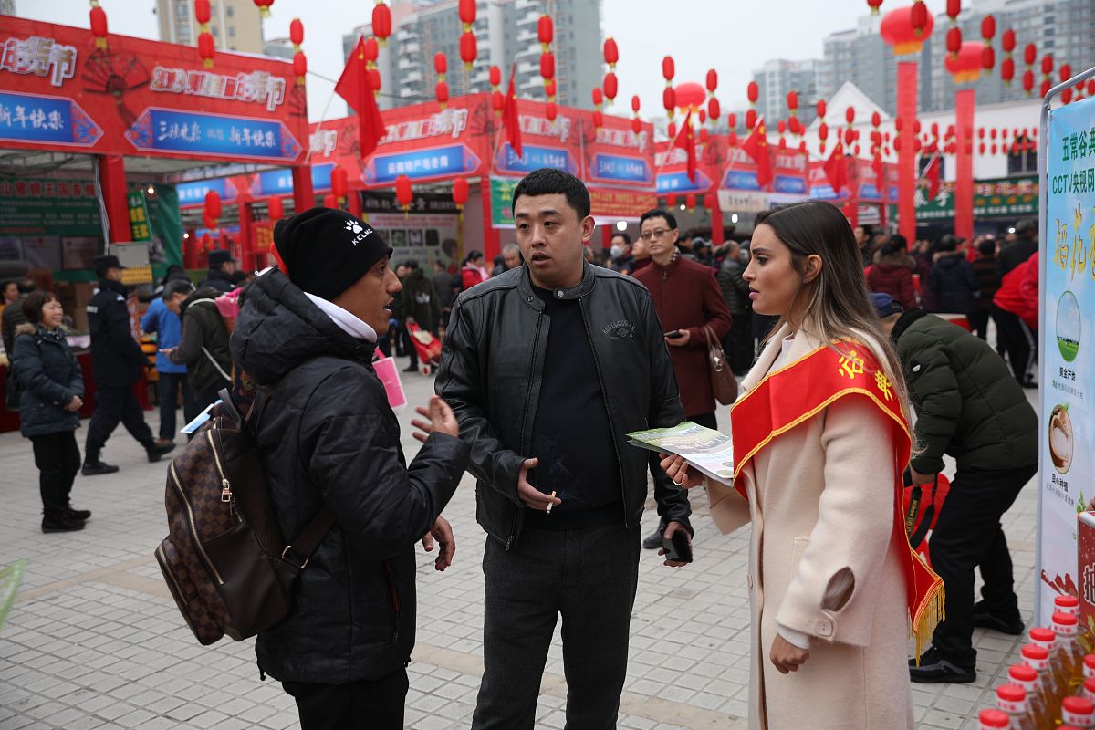 中国有哪些风俗禁忌1 不要在公共场合大声喧哗尤其是在餐厅、图书馆、剧院等场所。2 不要随意碰触别人的头部因为在中国文化中头部是最为尊贵的部位。3 不要用手指指别人因为在中国文化中用手指指别人是非常不礼貌的行为。4 不要在公共场合吸烟因为在中国现在已经普及了禁烟法。5 不要在公共场合随地吐痰、乱扔垃圾等行为这是非常不文明的行为。6 不要在餐桌上用筷子敲碗或者碗盘这是非常不礼貌的行为。7 不要在公共场