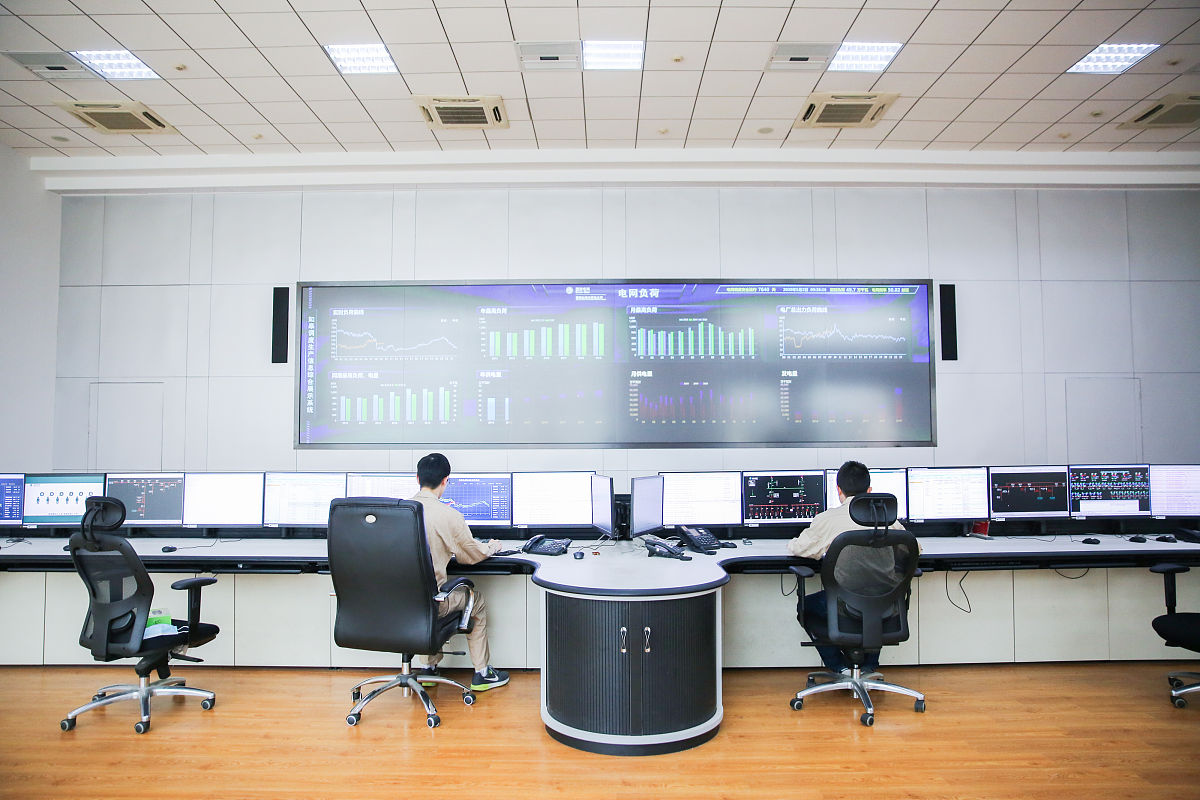 如何优化电力系统的稳定性和可靠性？