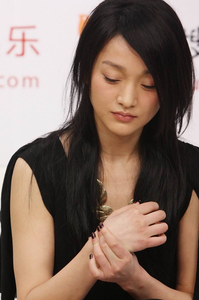 2009年4月24日,北京,周迅出席环保官网落户搜狐活动.+++_+++周迅,受伤