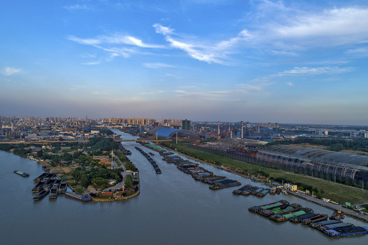 2019年6月10日,江苏淮安,大运河上的运煤船.