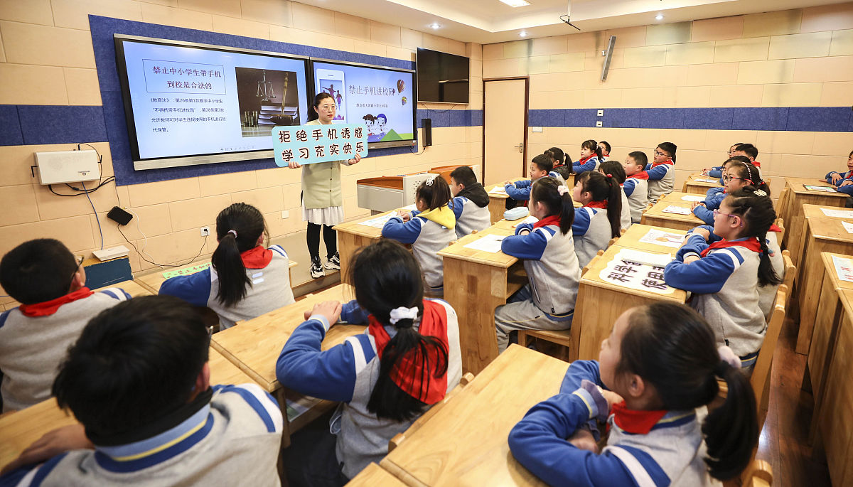 2021年2月22日,江苏淮安,老师开展手机禁止进课堂主题讲课.