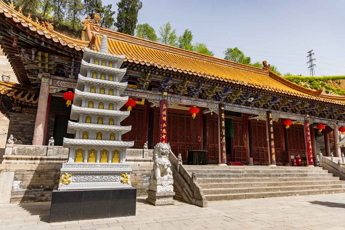 2026年4月3日,陕西西安,游客在兴教寺游览祈福.图为塔