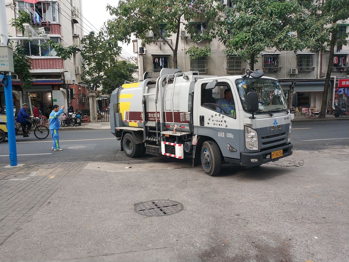 建筑垃圾清运费用定价多少一车多少钱？帮我用200字详细描述