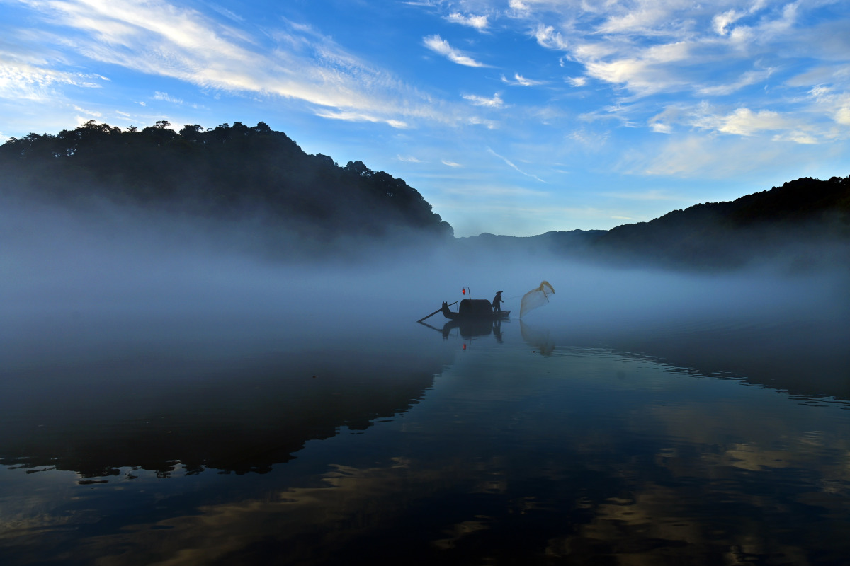 沿着楠溪江畔漫步或漂流,您可以欣赏到两岸如画的风景,感受到大谆然