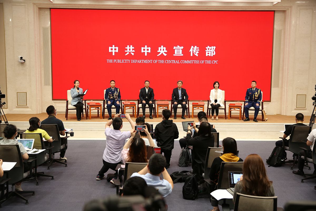 请对《浅谈建筑工程施工现场安全管理—以M工程项目为例》的4 M工程项目施工现场安全管理措施41 安全管理组织机构和责任划分进行写作保证其内容合理性尽可能增加数据统计表格不要乱写：