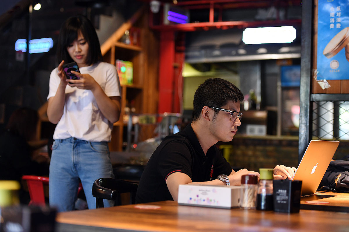 这是文案要进行仿写要求在原句上意思不变换种说法另外可以加点自己的想法以及修辞手法但整体内容不能变字数必须900字日本三流学校毕业的女大学生找不到工作只能睡网吧你知道夜生活过得有多苦逼吗？下午四点这位名叫小美的女生才刚结束面试在找地方过夜。她今年23岁是一位应届毕业生。由于还没找到工作的原因为此小美至今没租房子一直都是选择住在网吧。毕竟网吧不仅生活设施齐全价格相比酒店也便宜了不少每晚仅需不到3000