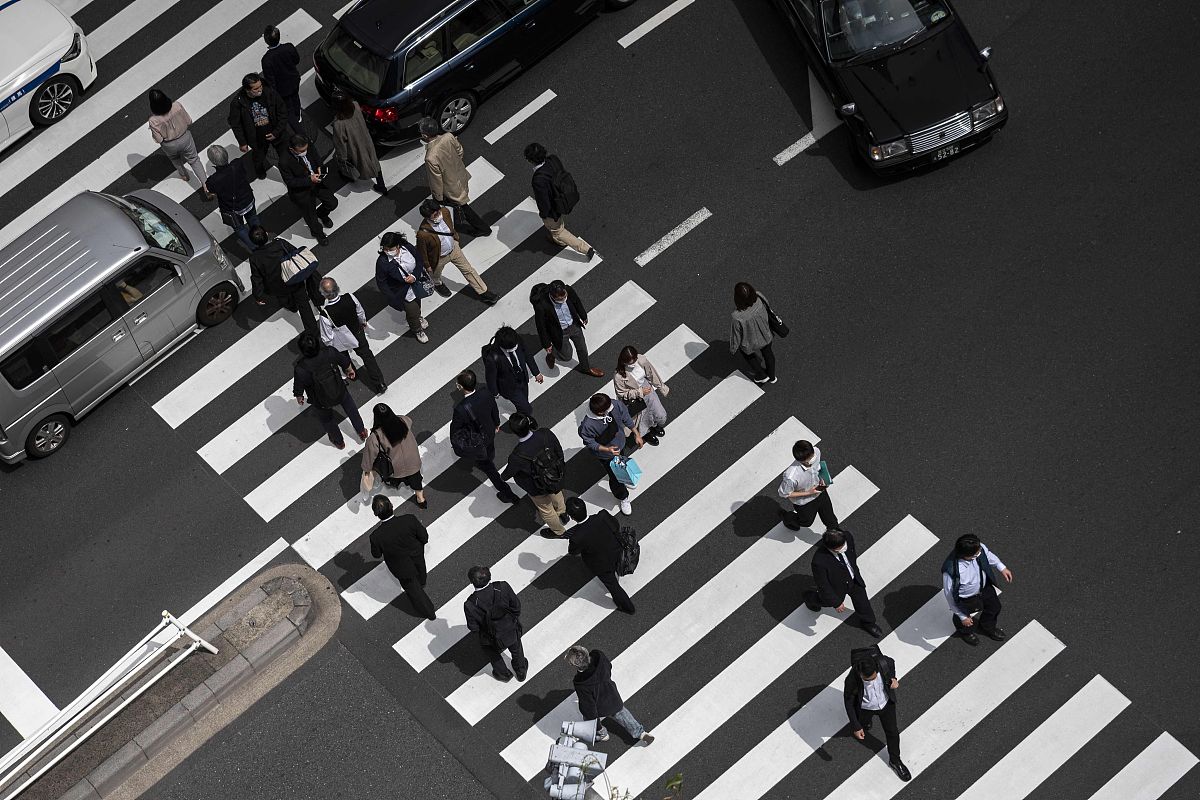 当地时间2021年4月1日,日本东京,民众戴口罩出行.世界卫生组织官网最