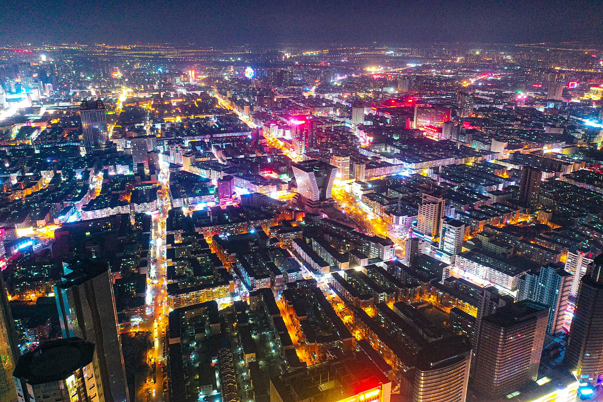 2021年3月30日,沈阳,夜幕降临华灯初上,霓虹点亮城市夜景.