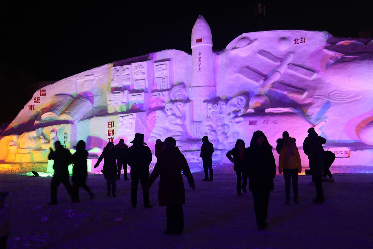 2019年1月1日,新疆阿勒泰冰雪大世界开园迎客,前来观赏冰雕雪雕的游客