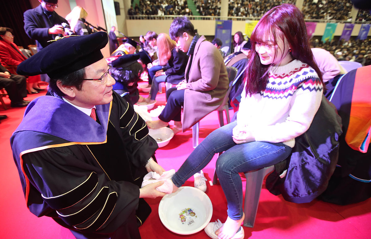 当地时间2017年2月21日,韩国釜山,东西大学的入学仪式上,校长和教授们