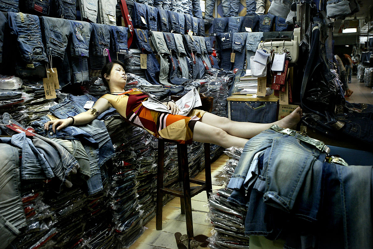 2007年6月10,记者拍摄了一组杭州四季青服装批发市场的"睡美人". 高难
