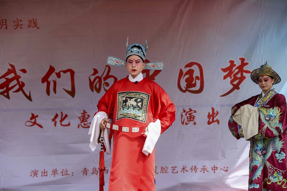 2021年9月24日,山东青岛,西海岸新区茂腔艺术传承中心的演员们为乡亲