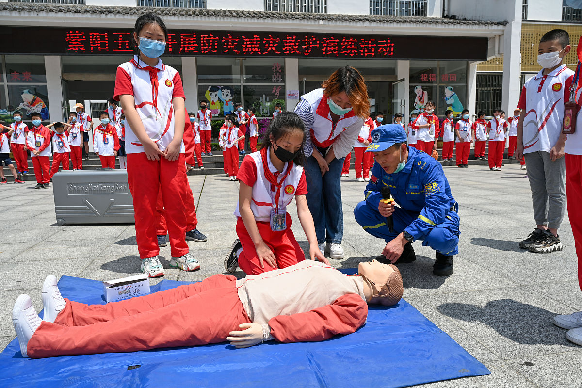 将下面这段话换个说法 在国外和我国香港特区都有专门考取教师资格的急救培训导师进行急救知识培训工作他们理论基础和实操能力兼具且相关知识更新快紧跟国际最新标准并且有后续的再培训、再获证、再上岗流程。建议大陆针对校园设立相对系统完善的培训体系和管理机制。科学编制校园针对突发事件的急救规划统一规范我国校园应急救援模式。此外建议通过考核考试获证把急救知识纳入岗前培训一般教师必须通过考核、体育教师必须持证上岗