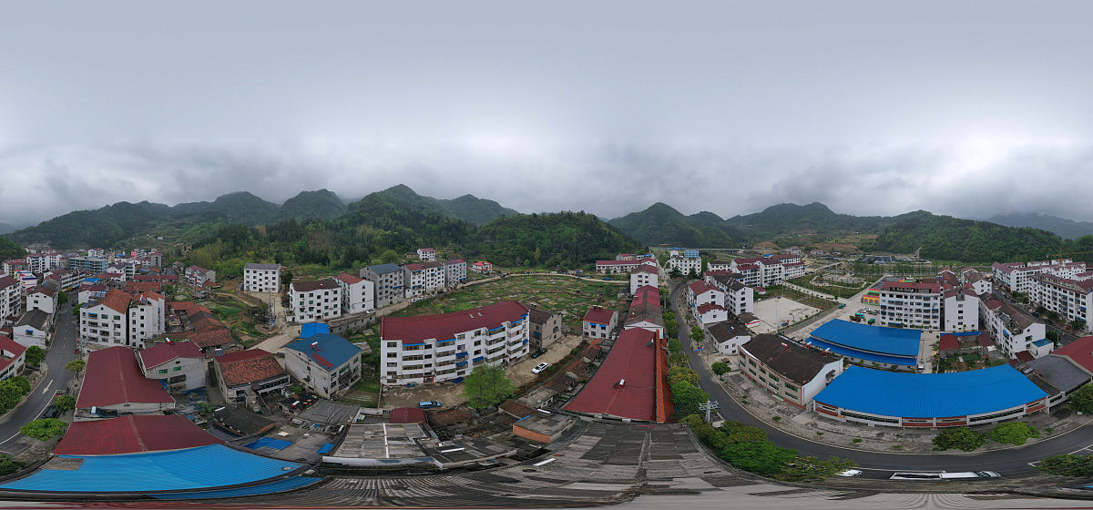 2020年4月10月,湖北十堰,无人机航拍绿水青山如诗如画的盐池湾村.位于