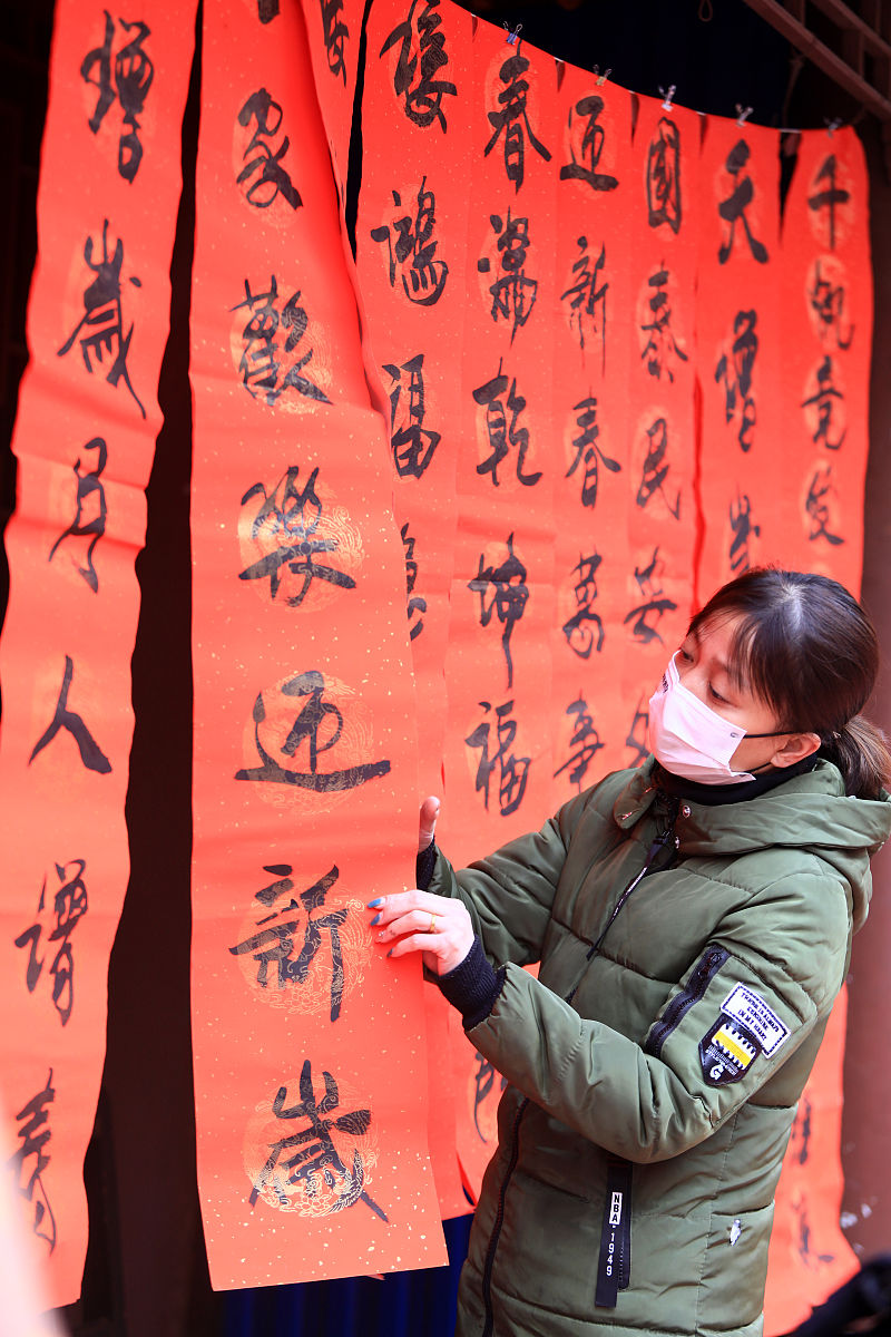 2022年1月24日,陕西西安,市民在西大街都城隍庙采购年货.