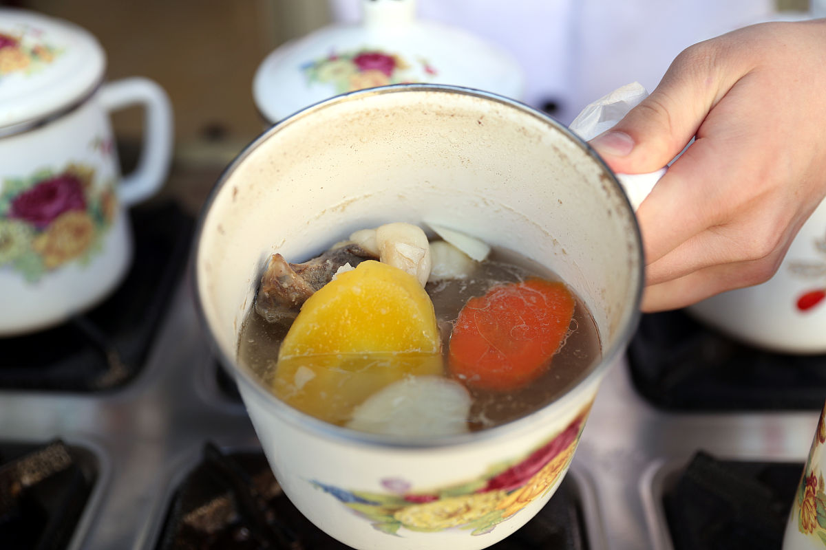 2020年6月20日,在新疆国际大巴扎景区,师傅正在制作缸缸肉.