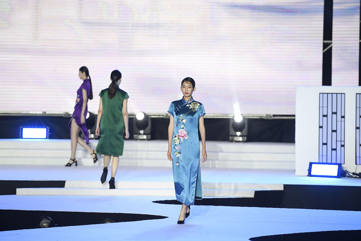 杭州亚运会中国代表团礼服发布：青花瓷牡丹绽放东方之美