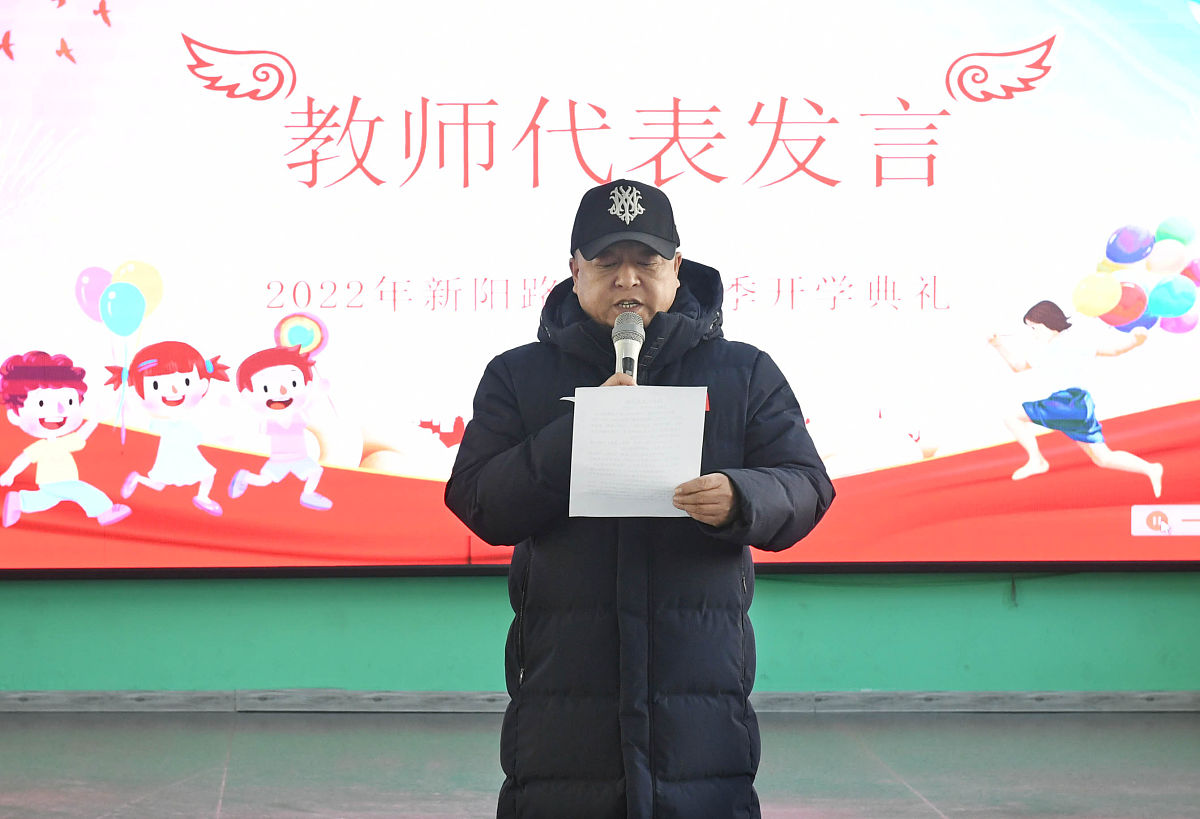 9月2日早上五年级一班的学生彭琪洋突发急性阑尾炎生活老师徐老师从宿舍把孩子背到大门口坐车及时送医。事情已经过去一周了但徐老师一直没有和同事提起这件事直到家长找到学校大家才知道此事。以上述材料为参考写一篇文章