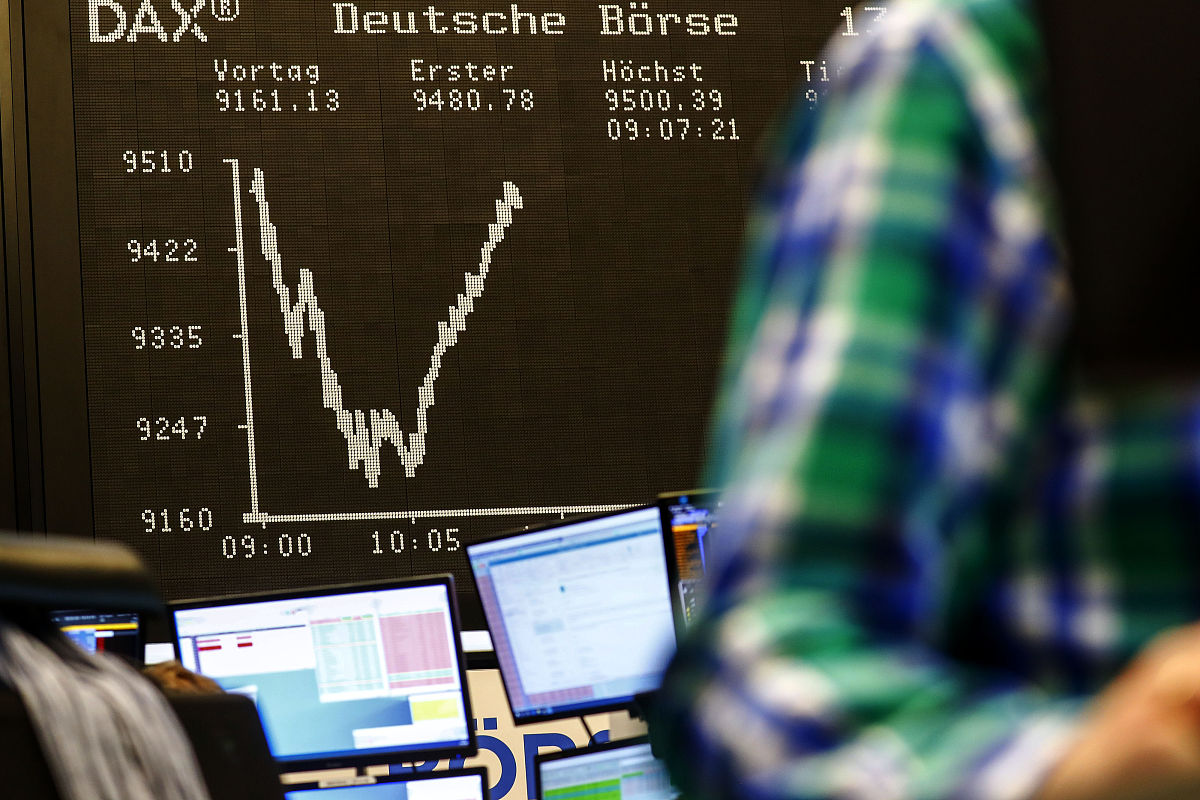 当地时间2020年3月13日,德国法兰克福证券交易所.the dax index curve