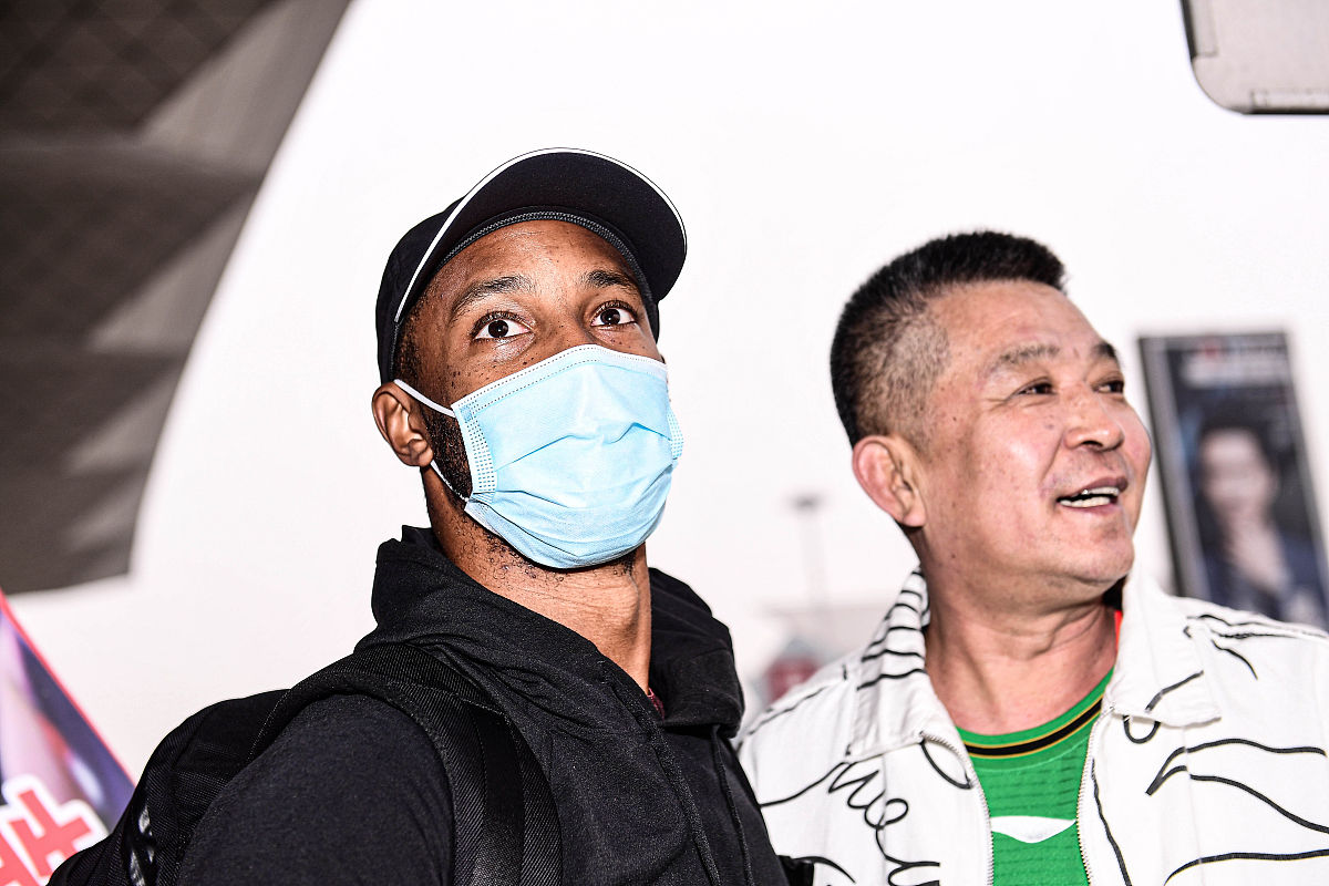 根据下面的话题写一篇500个字文章钟南山：条件允许时建议可不戴口罩什么样的条件是允许不戴口罩？