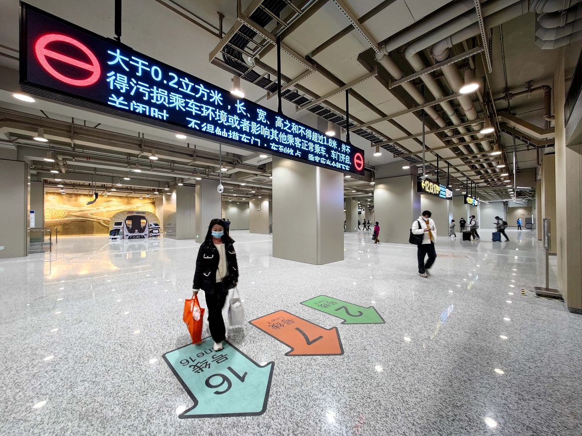 上海地铁人民广场站设计评判从车站类型换乘方式平面结构尺寸剖面结构楼梯及自动扶梯数量和位置以及出入口设计等方面进行评判。