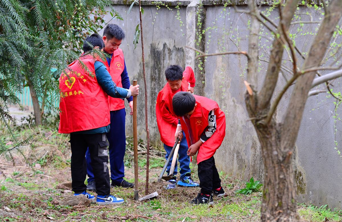 2022年3月11日,在贵州黔东南从江县加榜乡中心小学,志愿者和同学们在