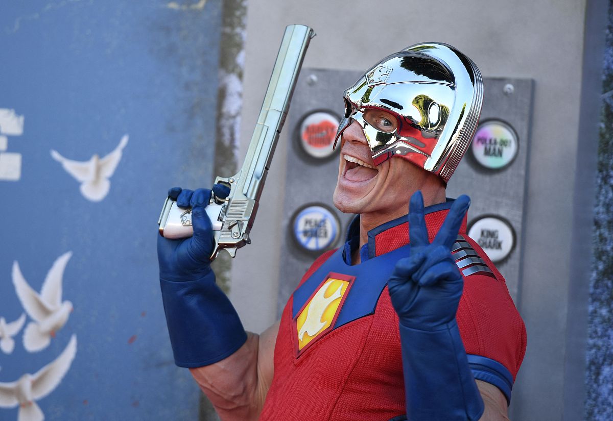 please translate the following English words to Chinese DC Comics has released the first look at their upcoming film Blue Beetle with a teaser trailer featuring Xolo Mariduena in the titular role The