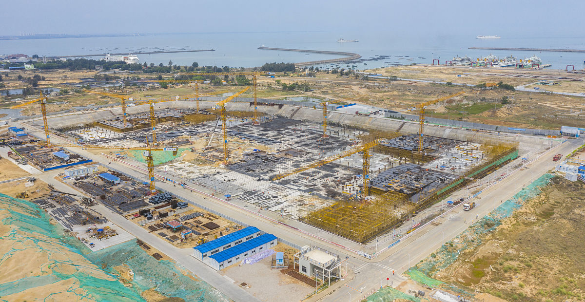 你参加了名为高质量发展与土木工程建设专题报告其主要介绍了港珠澳大桥建设过程中的一切问题及解决方法和高质量发展原则相关的内容请写300字以内的会后感想