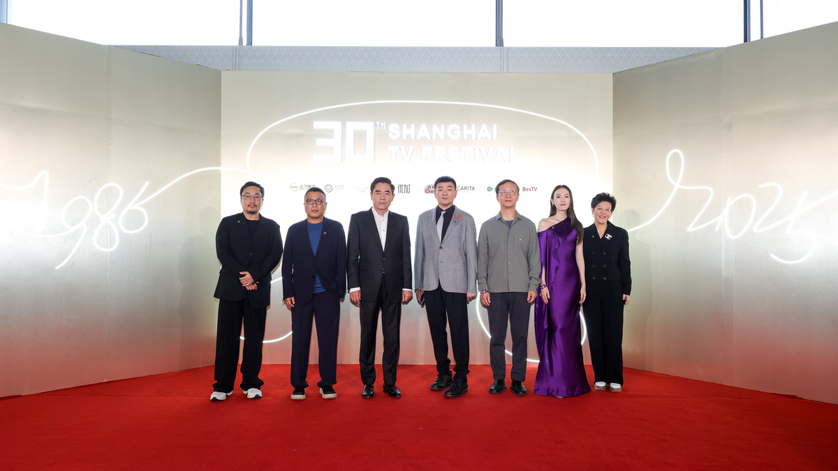 请帮我检查以下英文的时态。Zhou Fei is Chairman and CEO of BMTEK Shenzhen Inc He is a technology executive with over 18 years of experience leading high-growth businesses and transforming companies He was the winne