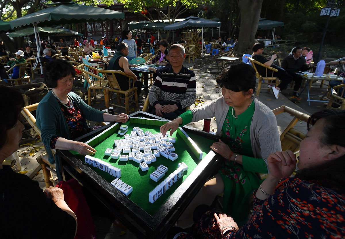 写一段300字描写盛夏季节乡镇麻将房内部场景