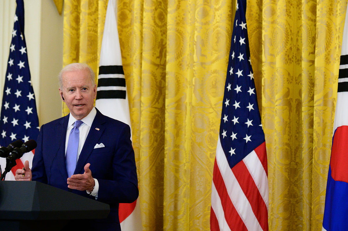 C语言中如何交换两个变量的值？