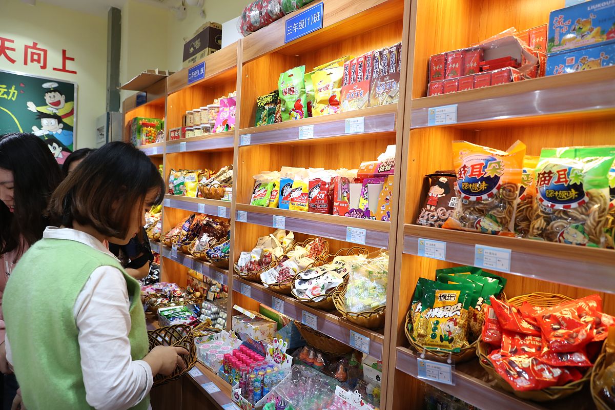 写一段详细描写两元店的文字