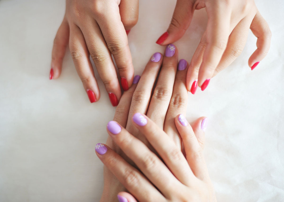 女生说在做美甲怎么回复