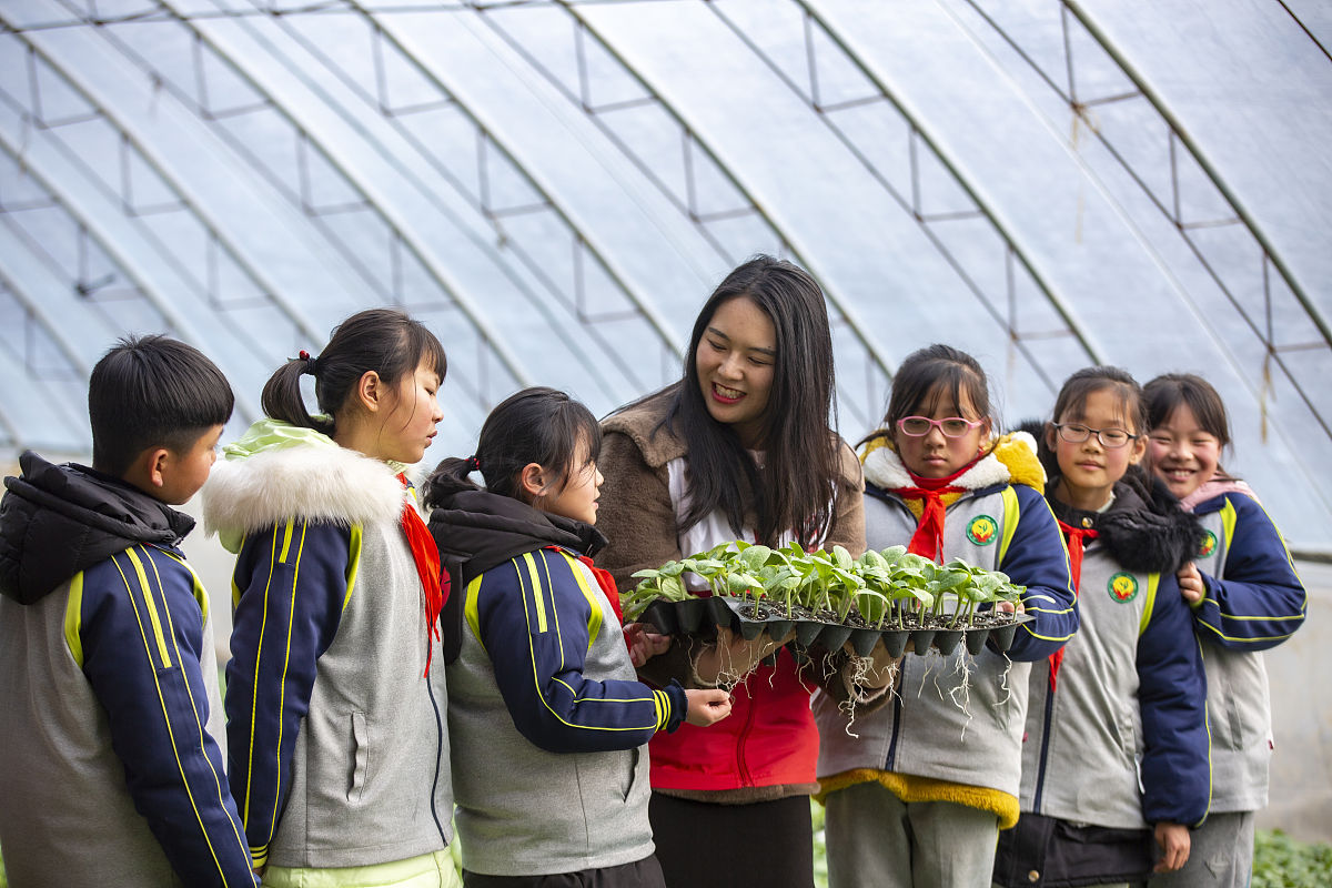 请从领导角度对学生所在单位对该生政治 、业务等方面意见