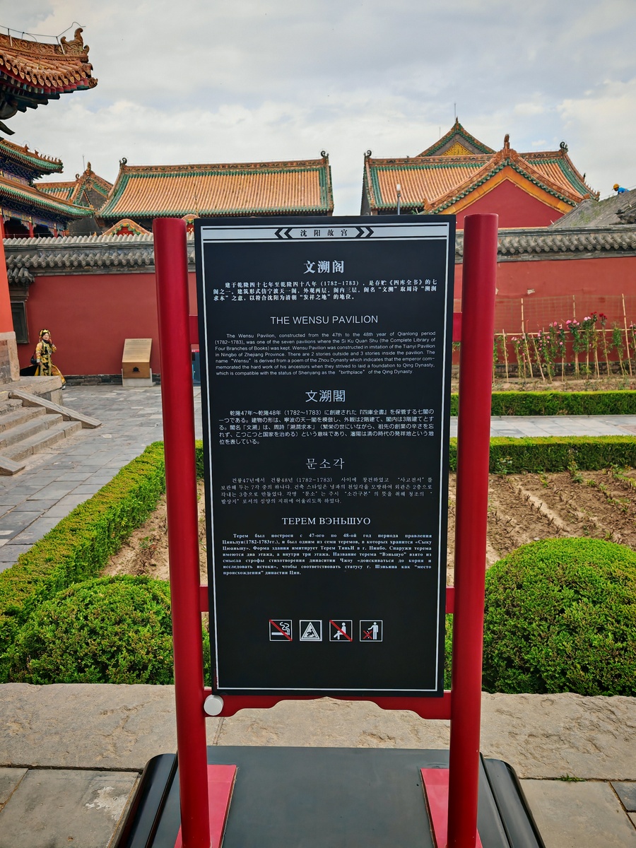 我现在在北京市东城区明天和三年未见的好朋友见面请帮我规划明天一天的行程保证大家玩的开心