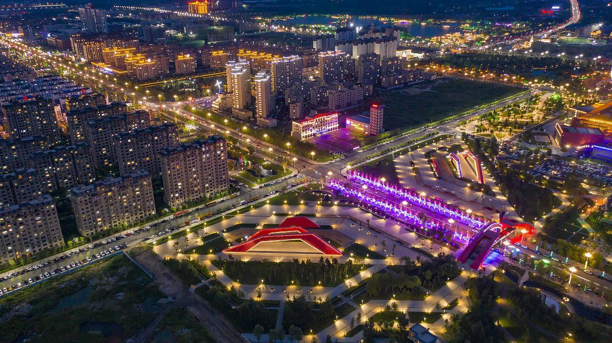 2021年7月18日,吉林通化,无人机航拍梅河口市体育公园水上乐园夜景.