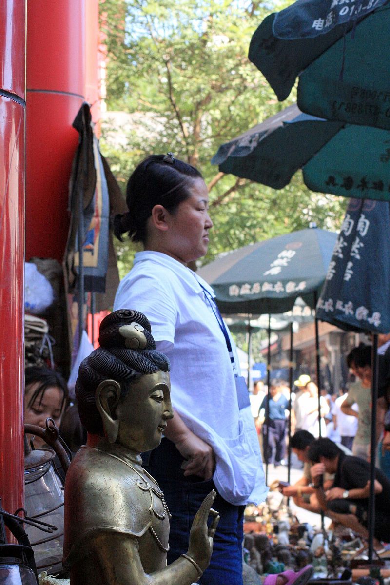 2008年北京奥运会期间,观赛的外国游客和各国运动员在比赛间隙慕名来