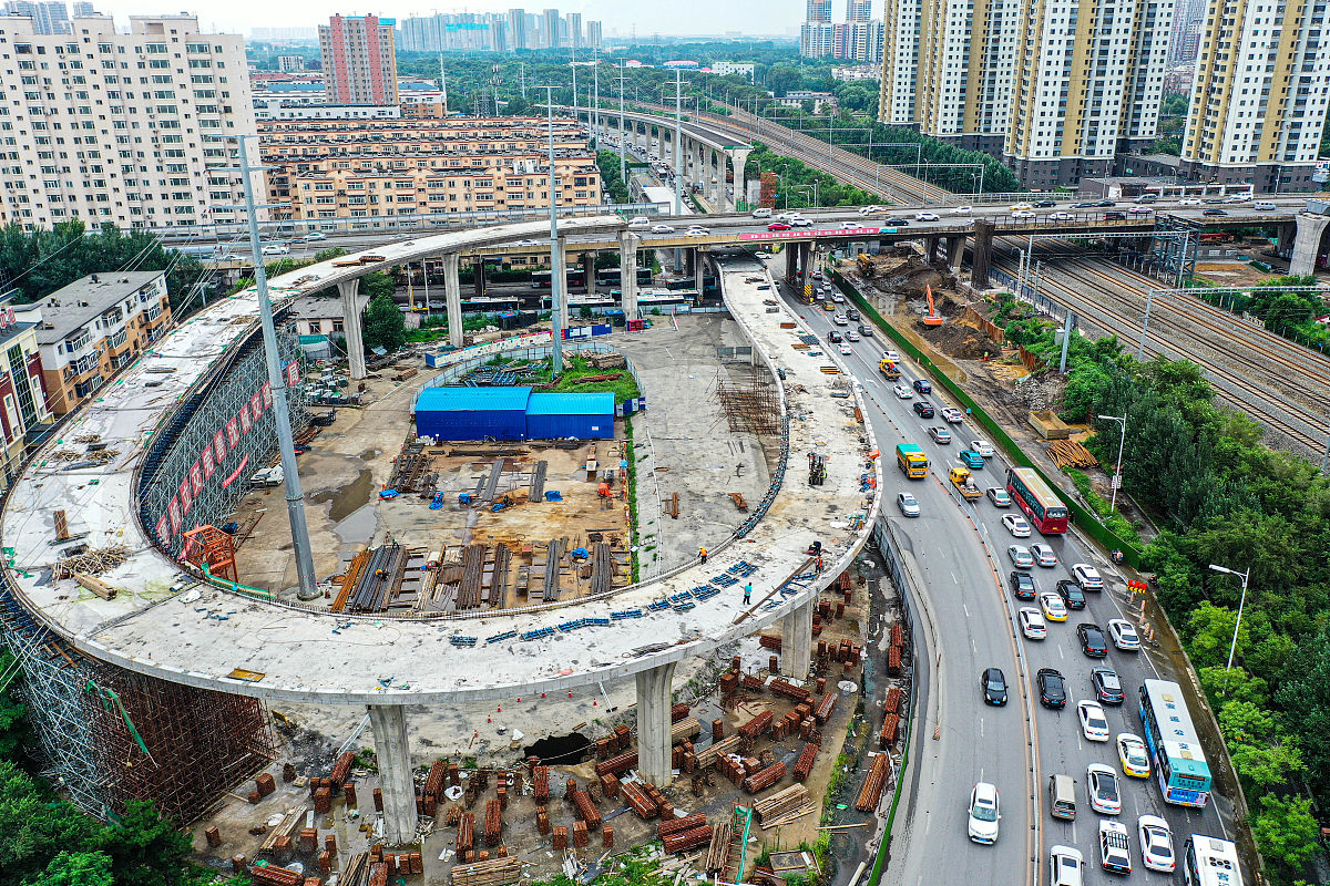 万江牌楼基周边环境怎样偏僻吗生活消费高吗帮我用200字详细描述