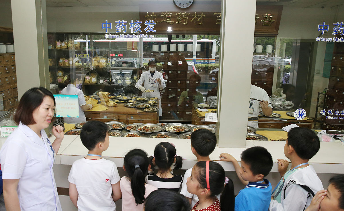 2019年5月25日,江苏省南通市城中小学江海小记者来到南通汉药研究所,