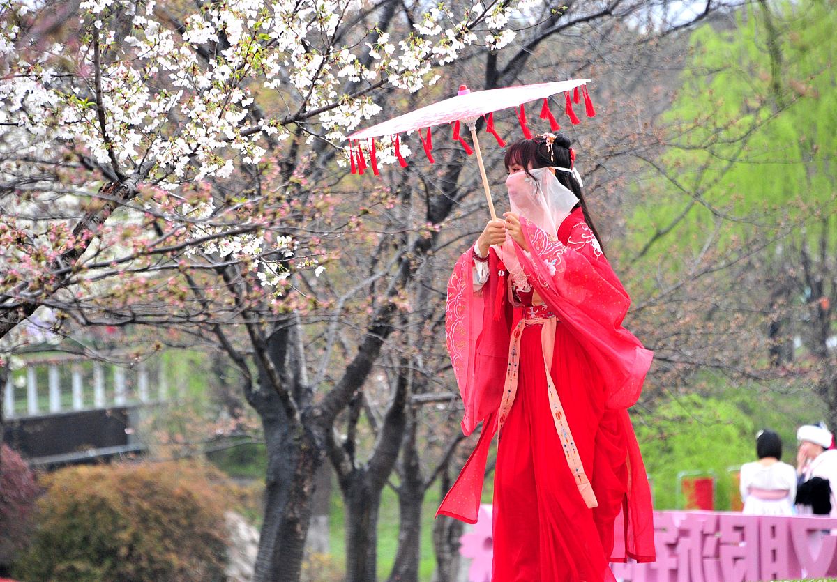 写一句形容红衣少女美的诗句