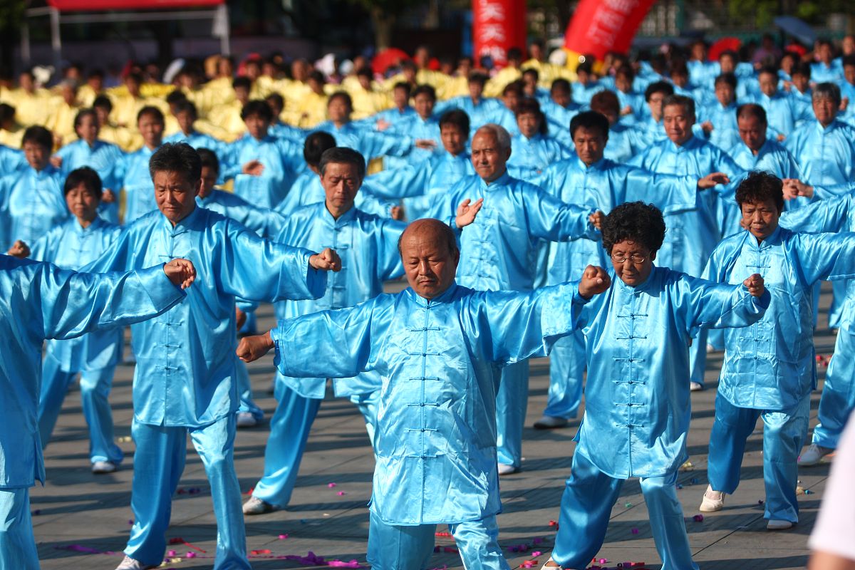 2010年8月8日,南昌市民在全民健身日大秀健身技能.健身气功易筋经,八
