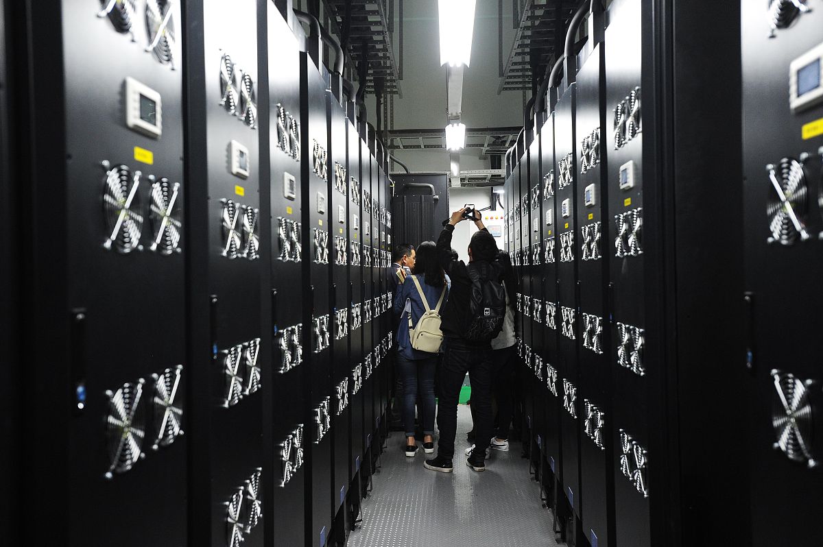 试着写一篇关于中国超级计算机发展历史的2000字论文