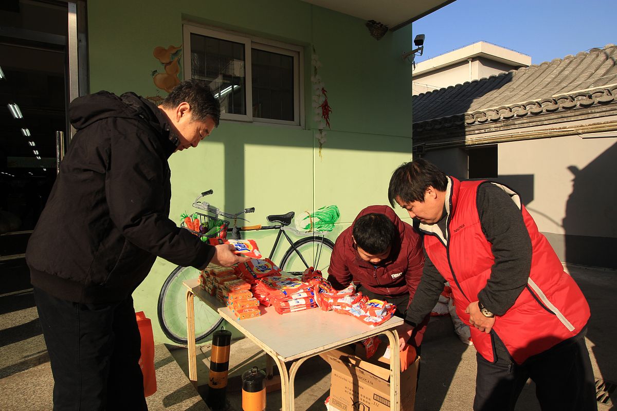 迎国庆、中秋实兴物业发展部聘请三方安全老师进行安全检查