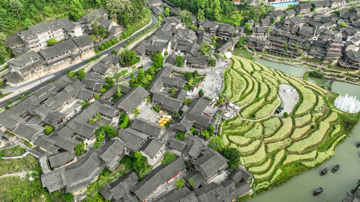 用航拍中国文案描绘少数民族古村落