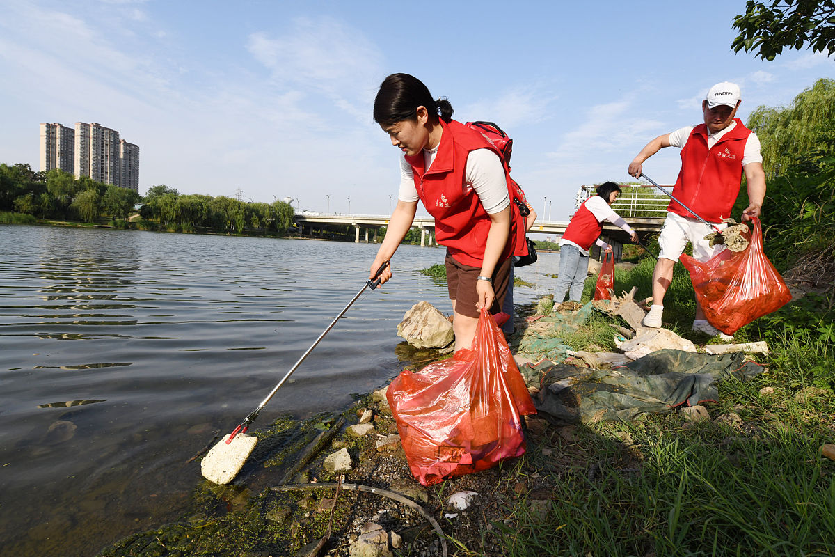 某某镇组织开展河小青志愿服务活动包含近日活动内容为大学生志愿者清理河道两岸垃圾塑料袋烟头通过此次活动等并进一步润色