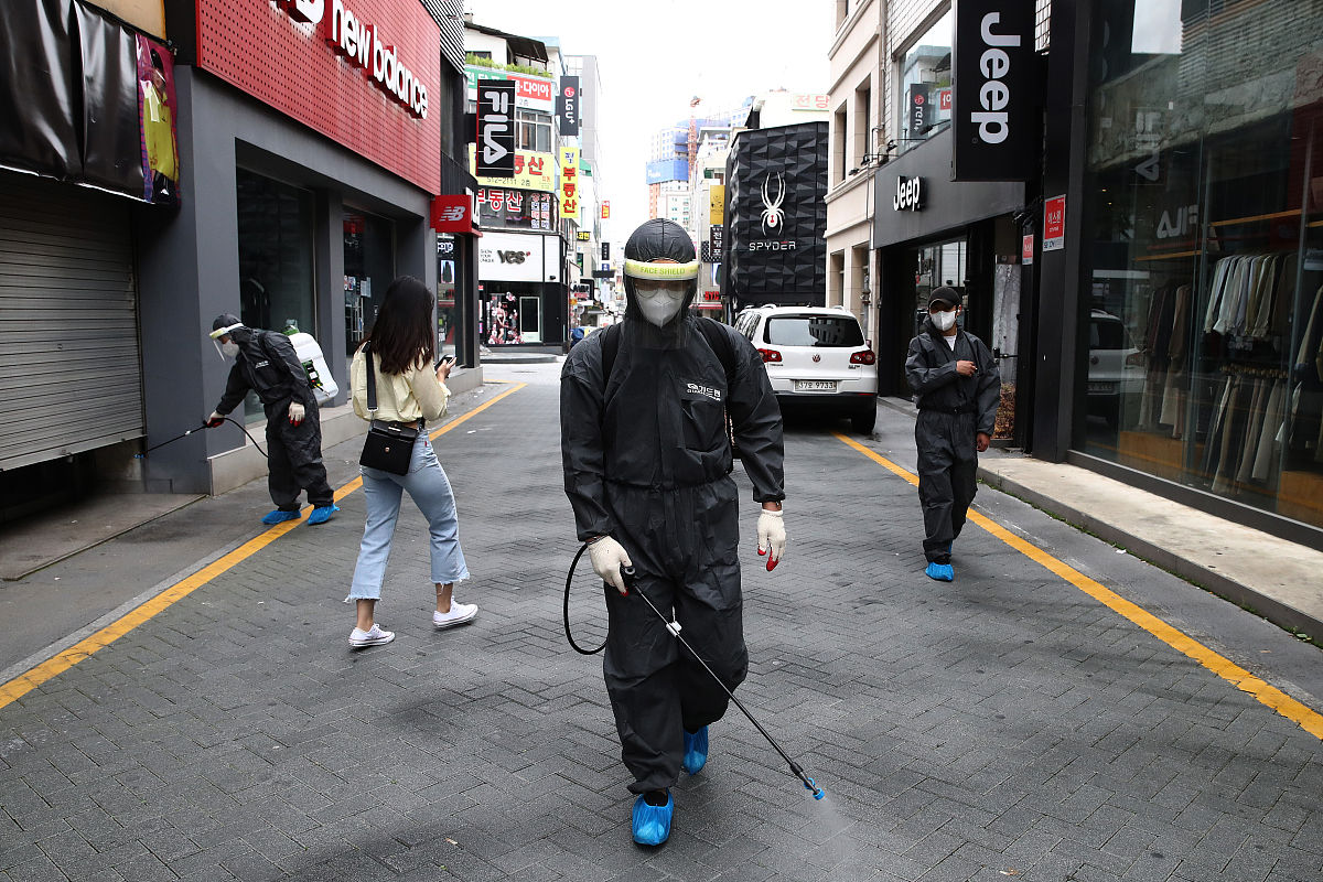 当地时间2020年9月17日,韩国仁川,卫生官员在市场和购物区消毒 ,以预